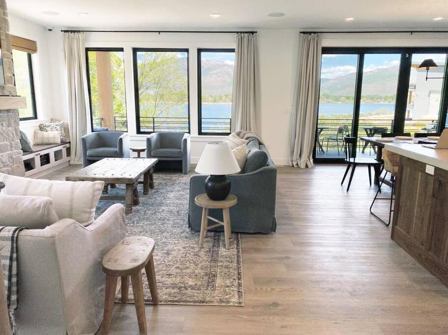 een woonkamer met een bank, stoelen en een tafel bij Luxury Ski Home 5 min from SnowBasin, 50' from Pineview Lake in Huntsville