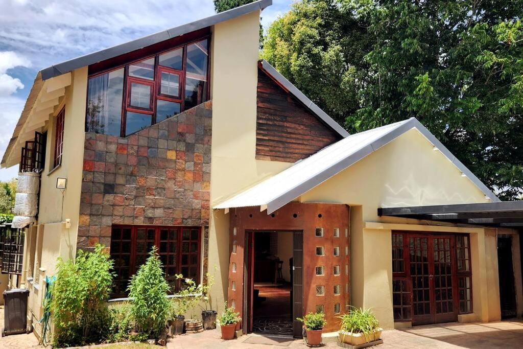 een huis met veel ramen erop bij Seira Sol on 5th in Johannesburg