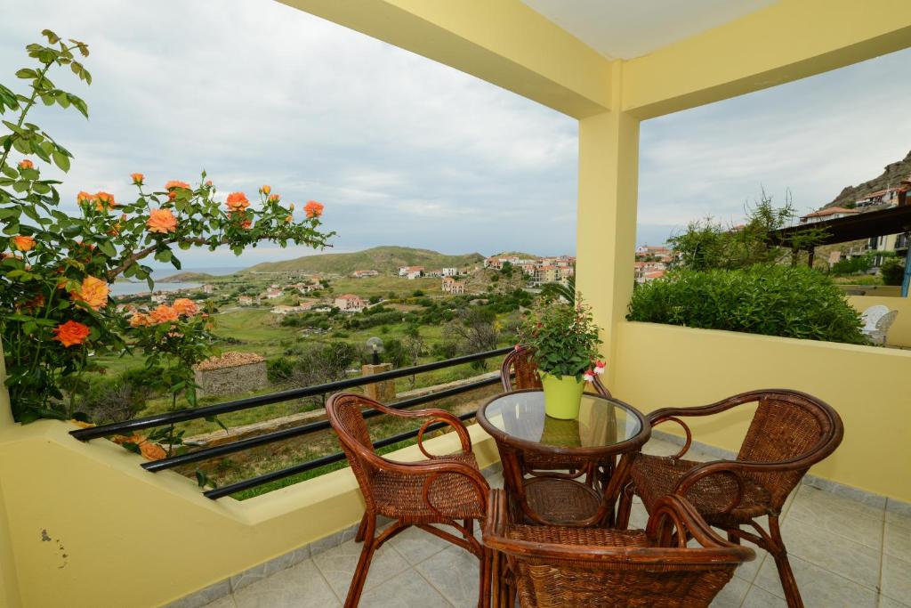 Un balcon sau o terasă la Hotel Dina - Ξενοδοχείο Ντινα