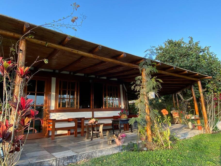 un pabellón de madera con mesa y banco en Casa de campo con piscina en Asia, en Asia