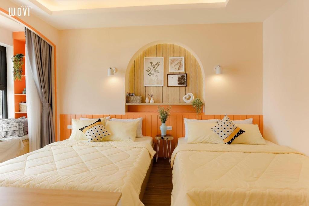 2 Betten in einem Hotelzimmer mit weißer Bettwäsche in der Unterkunft Quy Nhon Beach Apartment - Flc Sea Tower in Quy Nhon