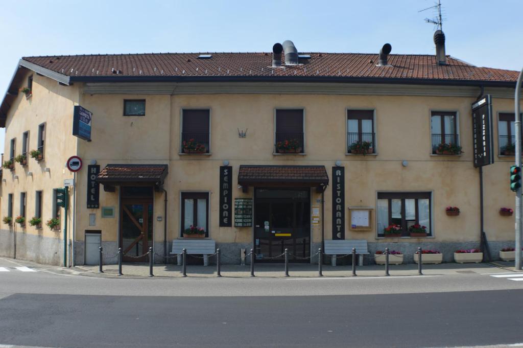ein Gebäude an der Ecke einer Straße in der Unterkunft Sempione Hotel Malpensa in Casorate Sempione