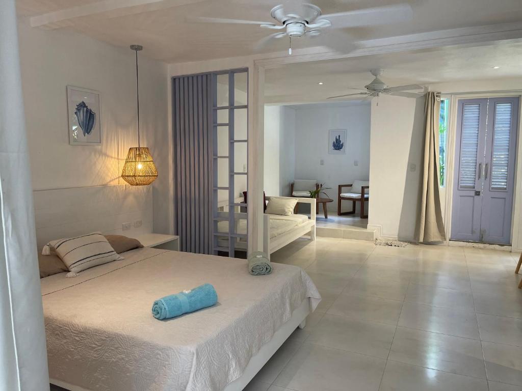 Un dormitorio con una cama con un objeto azul. en Cabinas Selvin y Blanca, en Puerto Viejo