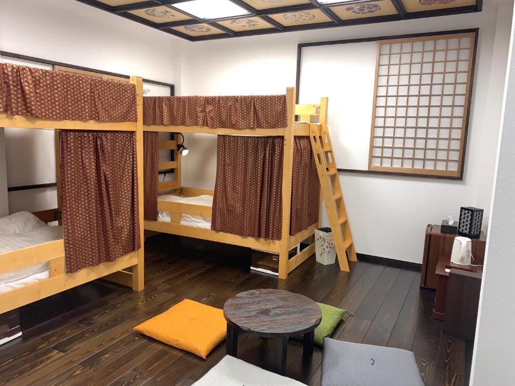 um quarto com beliches, uma mesa e uma janela em Shinjuku Miyabi Residence - Vacation STAY 94836 em Tóquio