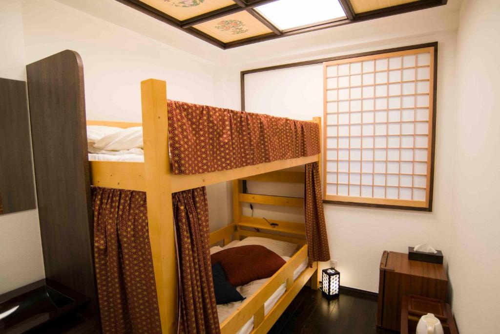 um quarto com 2 beliches e uma janela em Shinjuku Miyabi Residence - Vacation STAY 94701 em Tóquio