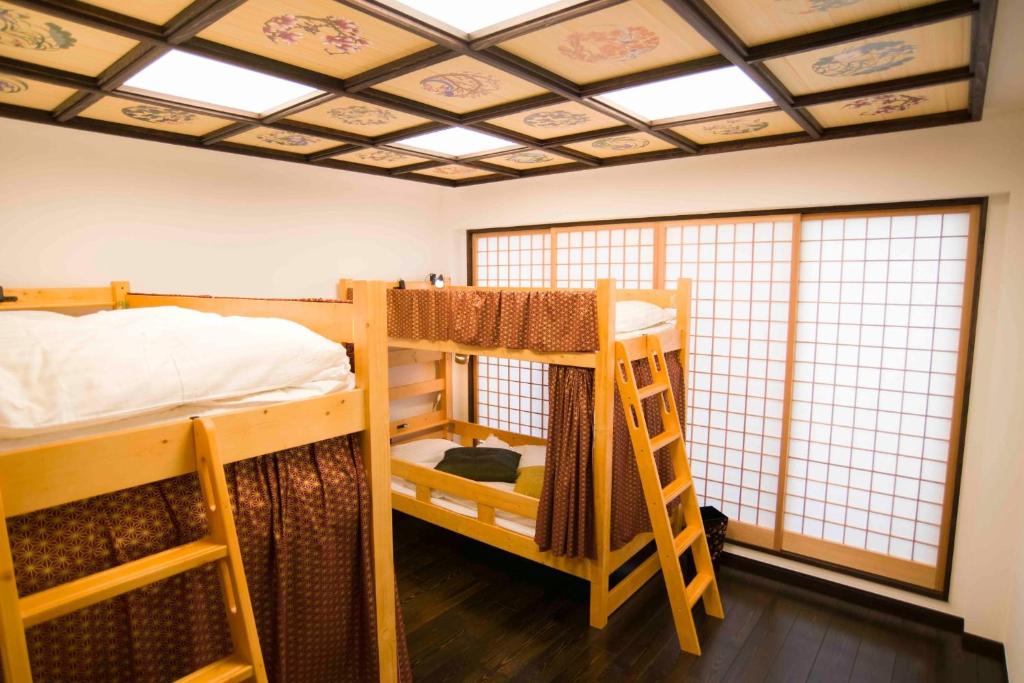 a room with two bunk beds and a ceiling at Shinjuku Miyabi Residence - Vacation STAY 94520 in Tokyo