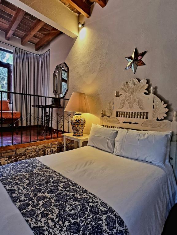 Postel nebo postele na pokoji v ubytování Hacienda de las Flores