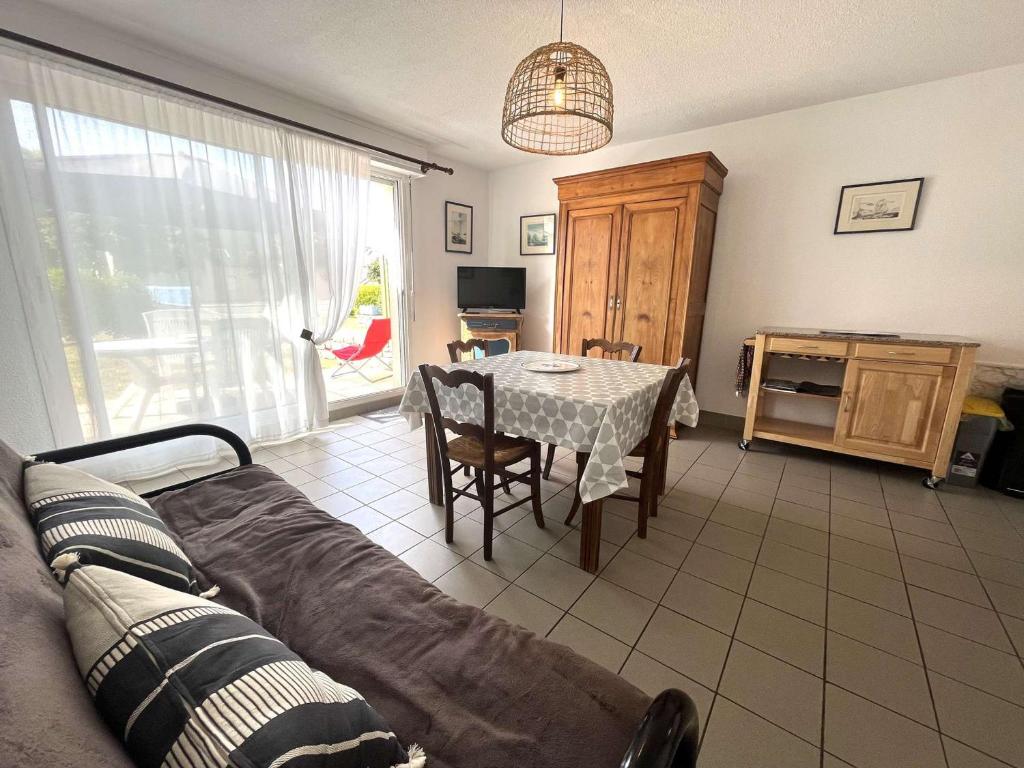ein Wohnzimmer mit einem Sofa und einem Tisch in der Unterkunft Appartement La Forêt-Fouesnant, 2 pièces, 4 personnes - FR-1-481-146 in La Forêt-Fouesnant