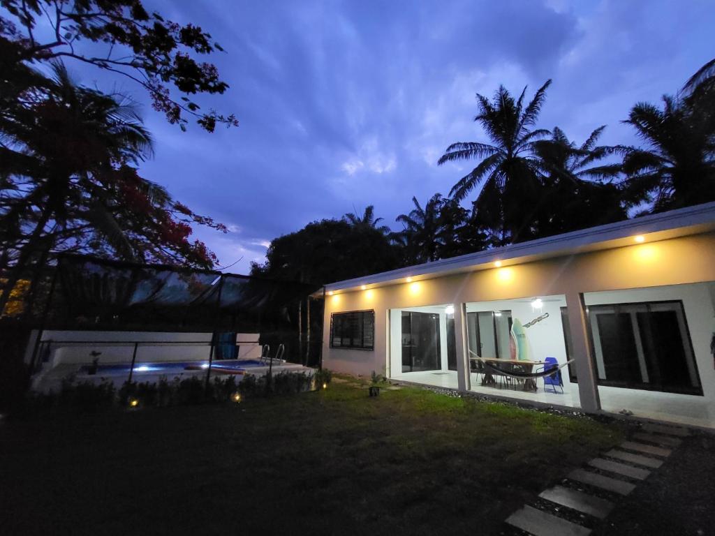 ein Haus mit Lichtern im Hof in der Nacht in der Unterkunft Villa Elenita - Pura Vida in Parrita