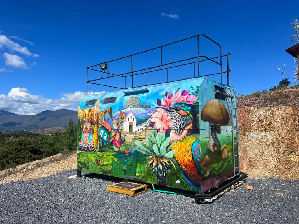 Una furgoneta con un cuadro al costado. en Glamping Cielo Roto, en Sutamarchán