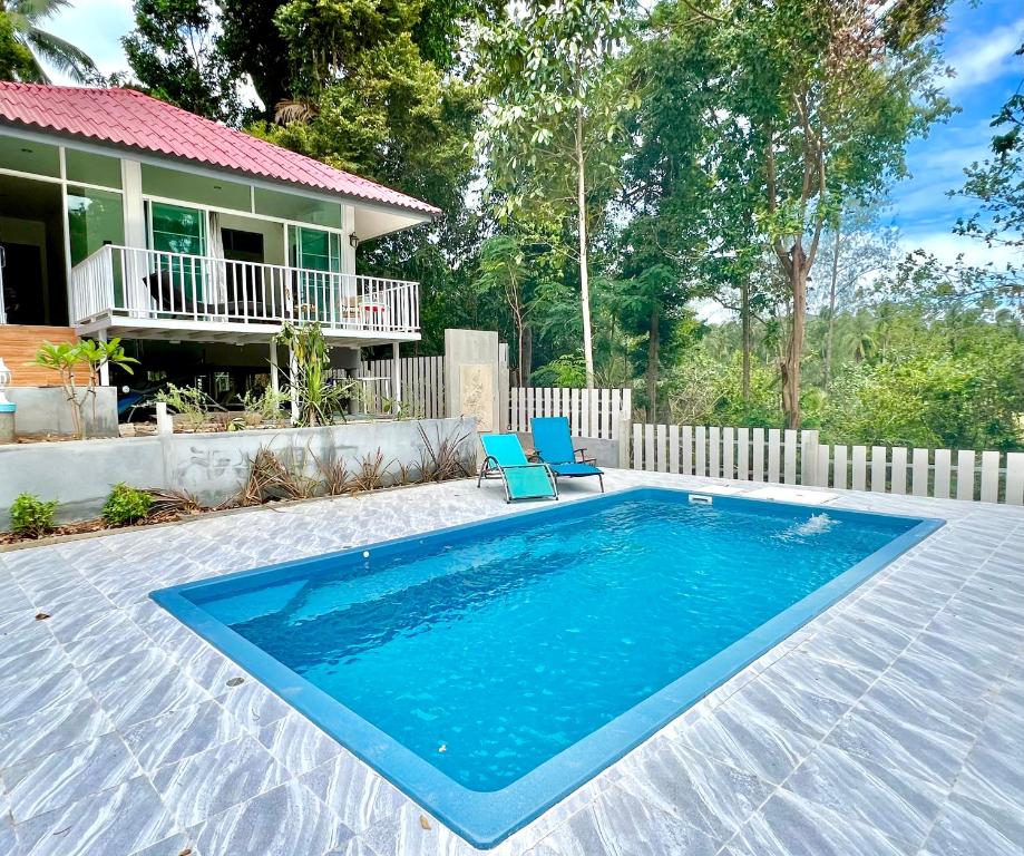 Bazén v ubytování Chaloklam Gardens Phangan 2 Bedroom Private Pool, Walk to Town, Private Decks nebo v jeho okolí