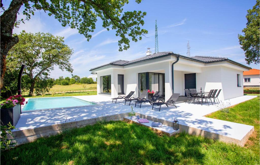 Bazén v ubytování 3 Bedroom Amazing Home In Rasa nebo v jeho okolí