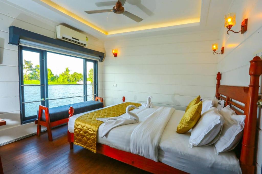 Ένα ή περισσότερα κρεβάτια σε δωμάτιο στο Kerala Houseboat