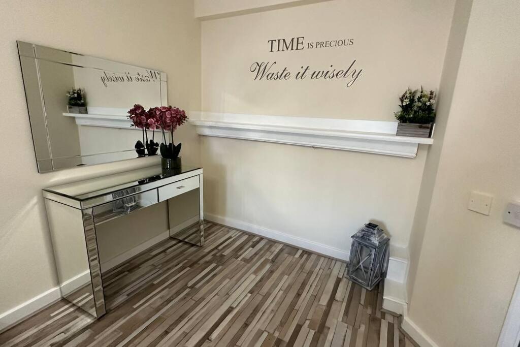 a dressing room with a mirror and a dressing table at Palaz 7 - 5 bedroom house in Edmonton