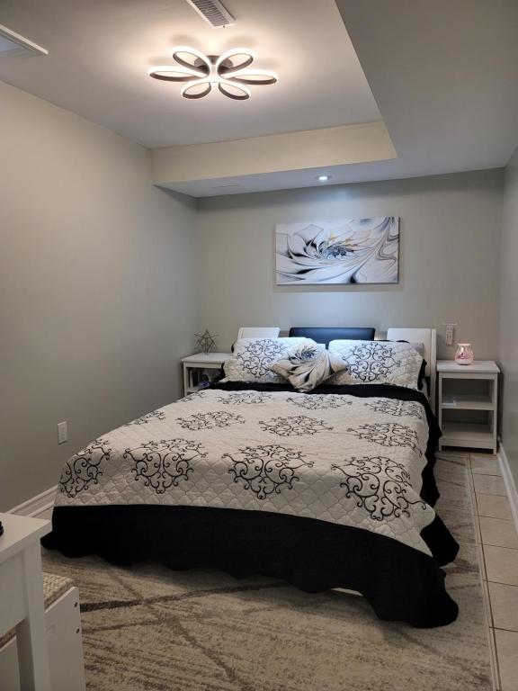 sypialnia z łóżkiem i wentylatorem sufitowym w obiekcie RoryHouse w mieście Toronto