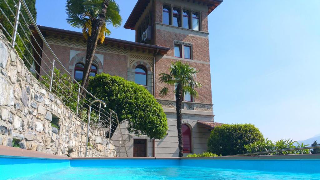Het zwembad bij of vlak bij Villa Monti