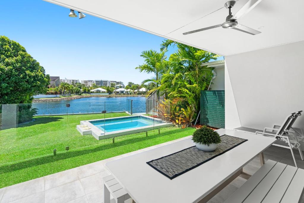 een uitzicht vanaf het balkon van een huis met een zwembad bij Blue Lagoon Villas in Trinity Beach