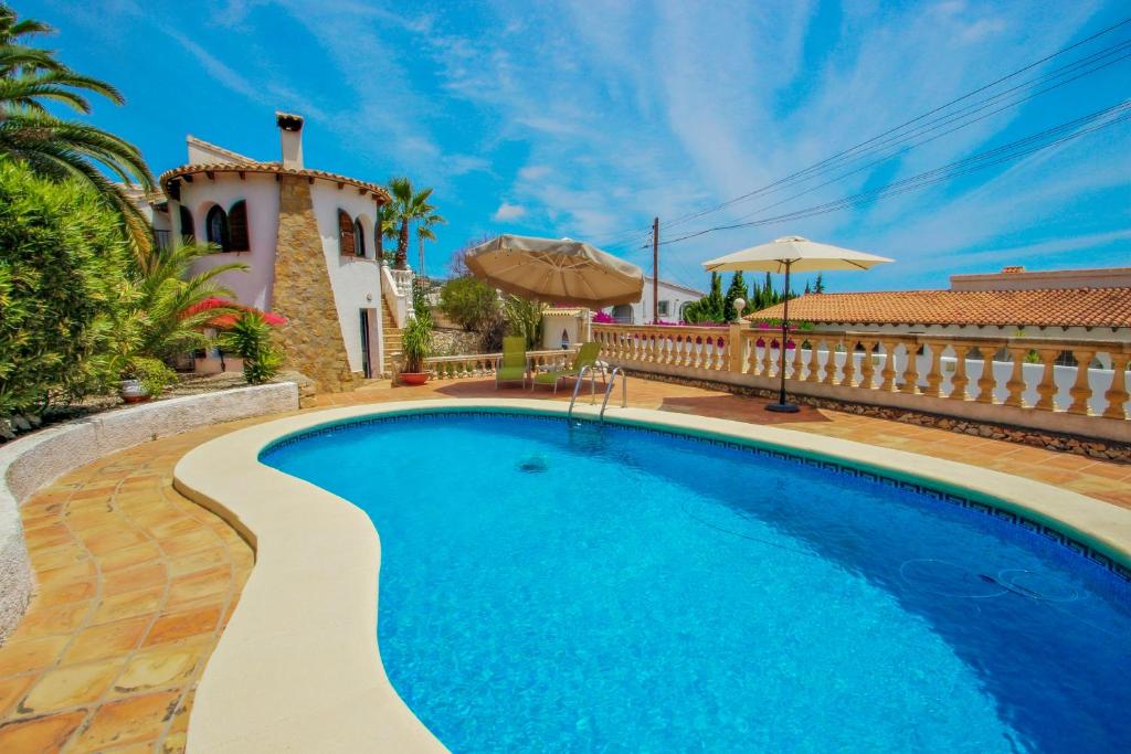 uma piscina em frente a uma casa em Amelie - holiday villa with private swimming pool in Benissa em Benissa