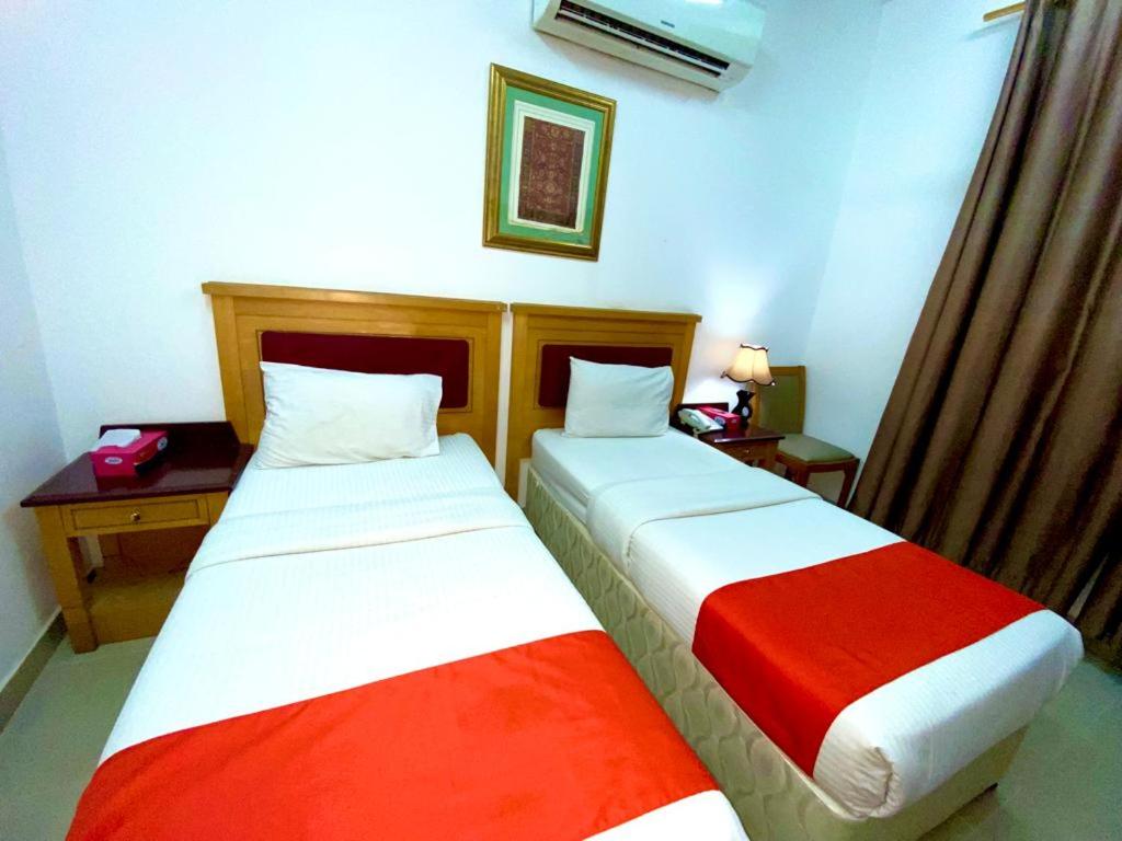 Postel nebo postele na pokoji v ubytování Savoy Inn Hotel Apartments