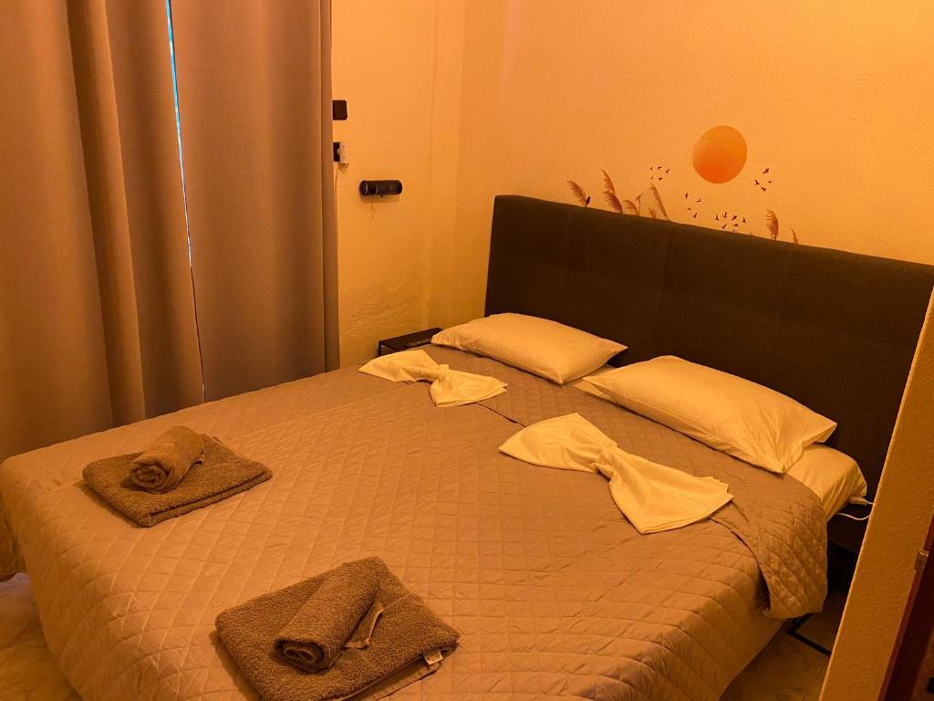 1 dormitorio con 1 cama con toallas en Lydia Rooms, en Therma