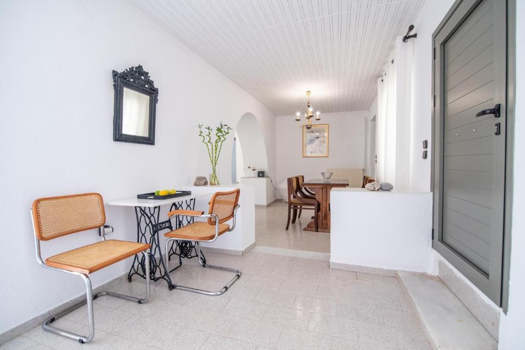 - une cuisine et une salle à manger avec une table et des chaises dans l'établissement Izabella's House Naxos, à Mélanes