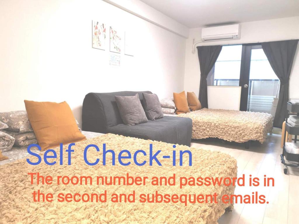 ein Wohnzimmer mit einem Sofa und einem Bett in der Unterkunft GRHOUSE -Self Check in- Will send room number and password in Tokio