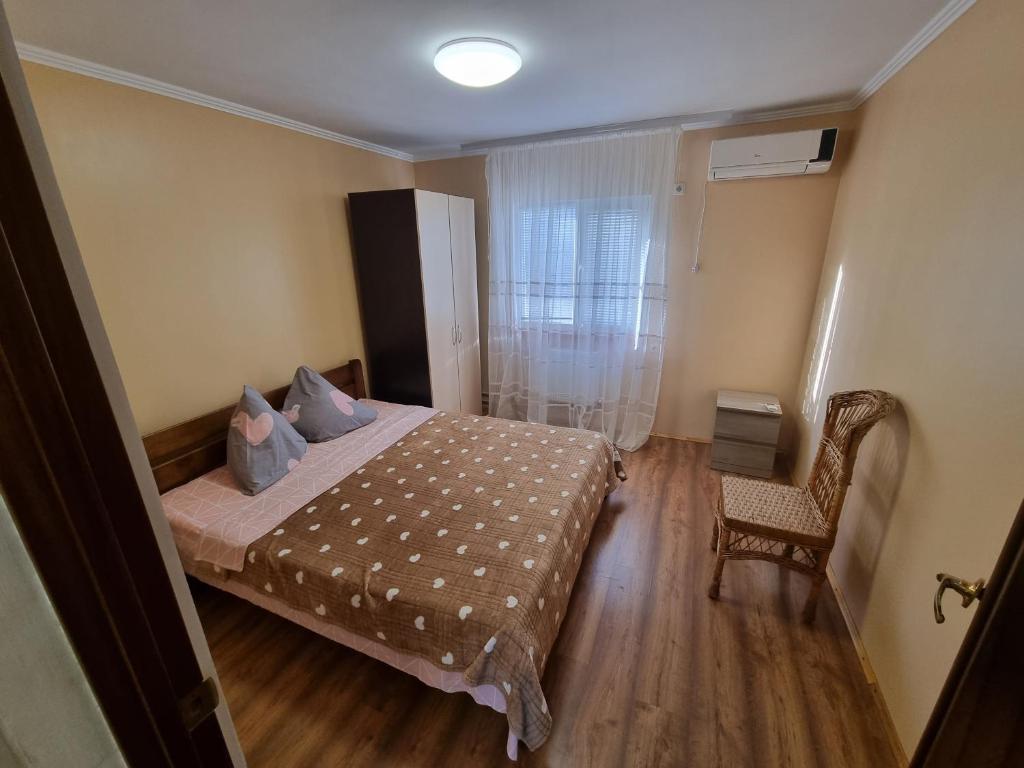 una piccola camera da letto con un letto e una sedia di 1 квартира с видом на море a Odessa