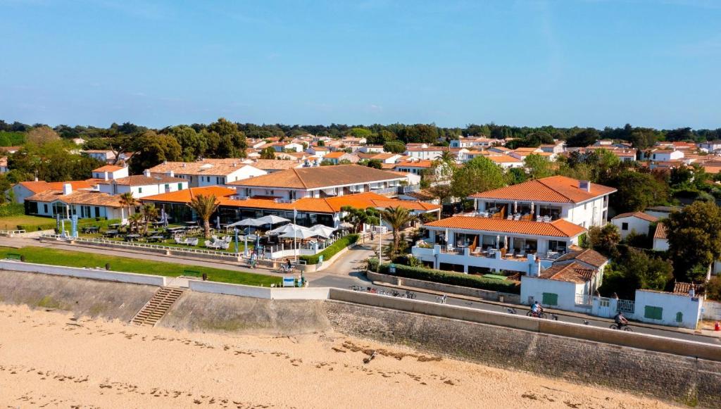 una vista aérea de una ciudad junto a la playa en HR Hôtel & Spa Marin en La Flotte