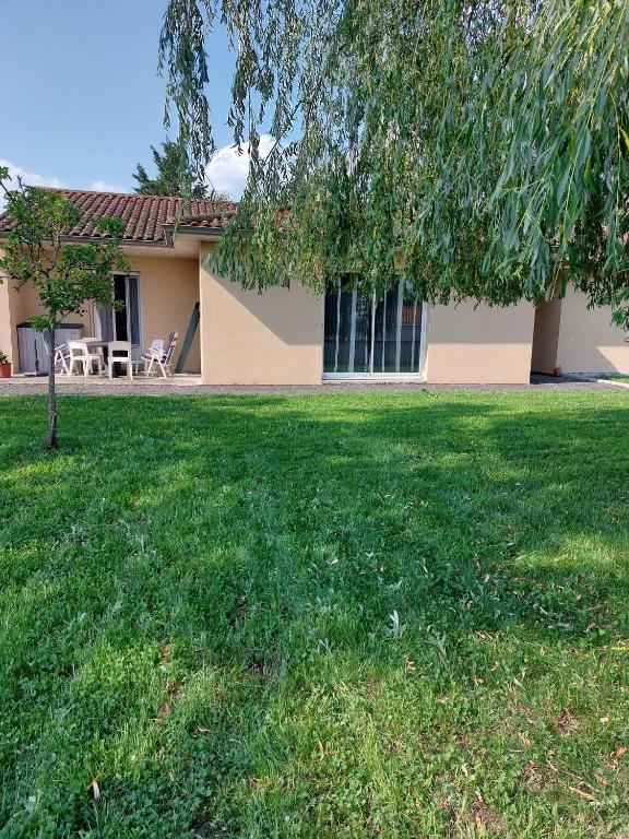 une maison avec une grande pelouse devant elle dans l'établissement villa bruyeres, à Thiers