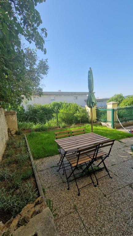 una mesa de picnic con una sombrilla en un parque en Beethoven29 / Studio mit Garten direkt in Krems en Krems an der Donau