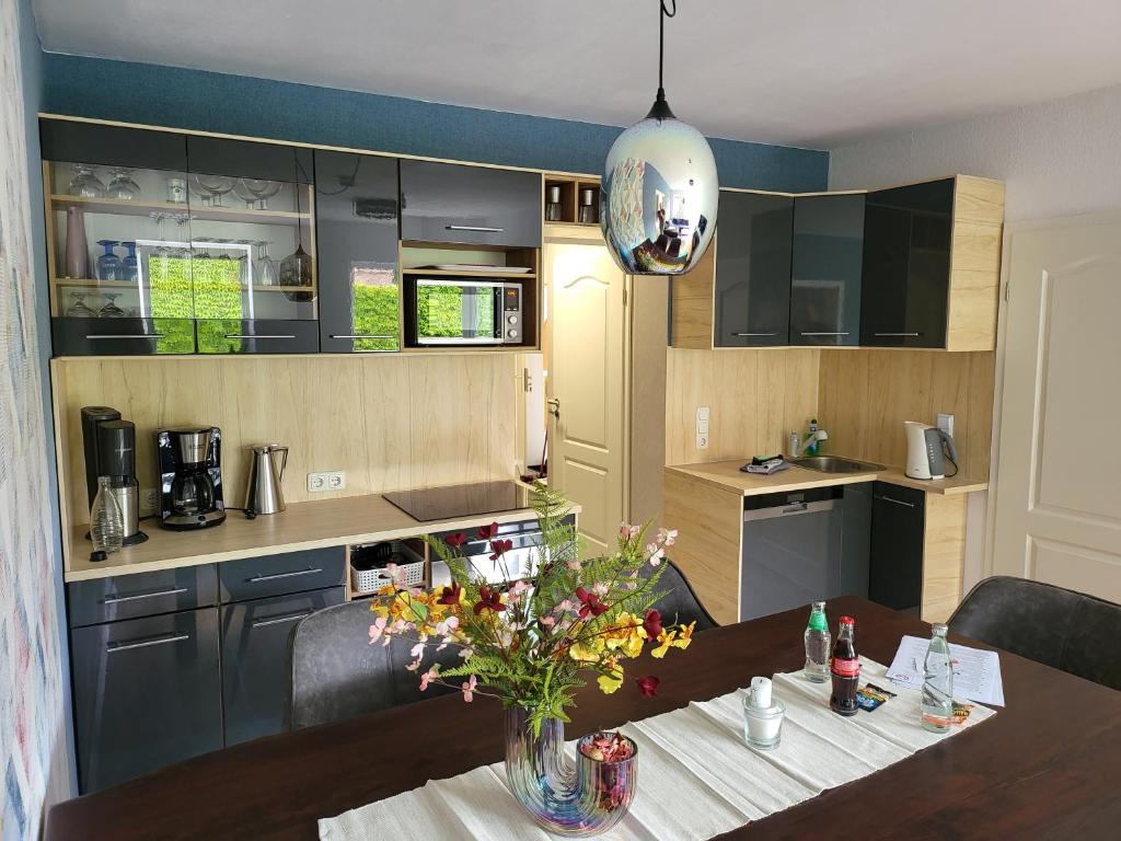 Η κουζίνα ή μικρή κουζίνα στο Top ausgestattetes drei Zimmer Apartment mit großer Sonnenterrasse