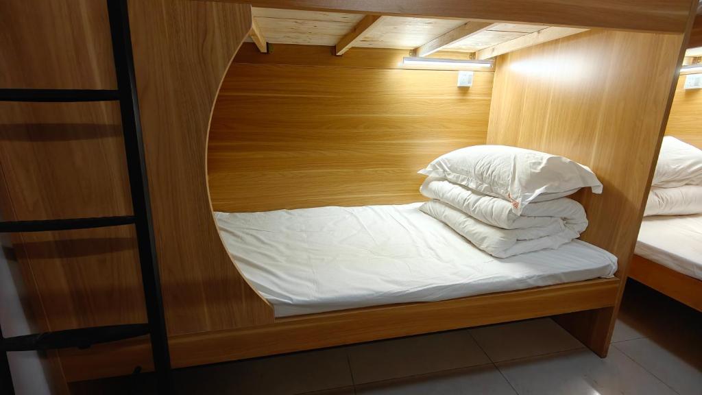 Postel nebo postele na pokoji v ubytování Slow Tune Space Youth Hostel