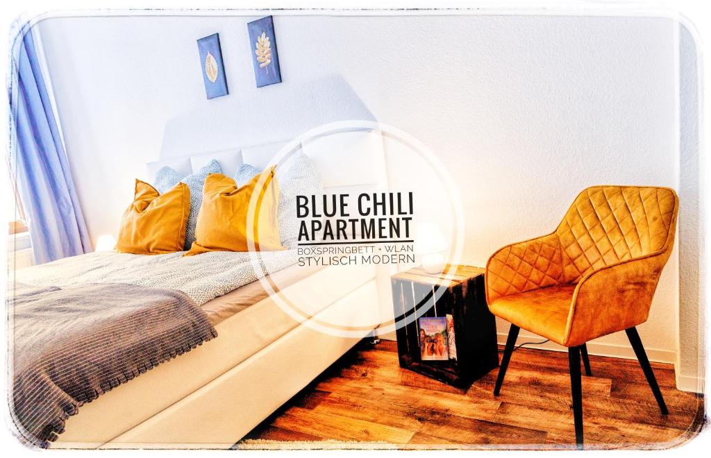 ein Schlafzimmer mit einem Bett und einem Stuhl in der Unterkunft Blue Chili 20 - Zentral in der CITY WLAN bis 4 Pers in Magdeburg