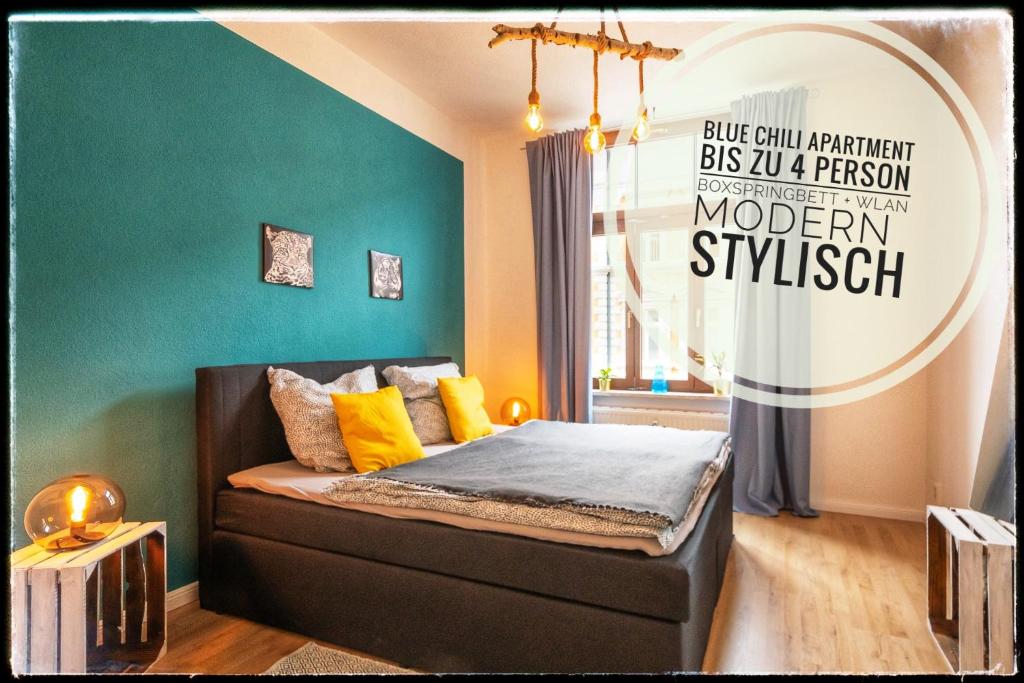 - une chambre dotée d'un lit avec un mur vert dans l'établissement Blue Chili 18 Zentrales CITY-Apartment am Hasselbachplatz, 4 Personen, à Magdebourg