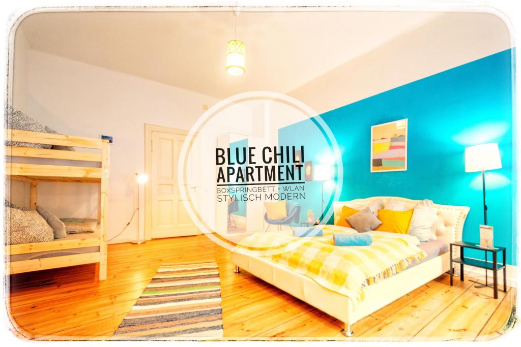 1 dormitorio con paredes azules, 1 cama y literas en Blue Chili 14 - Nice Flat Central Wifi in Berlin Lichtenberg, en Berlín