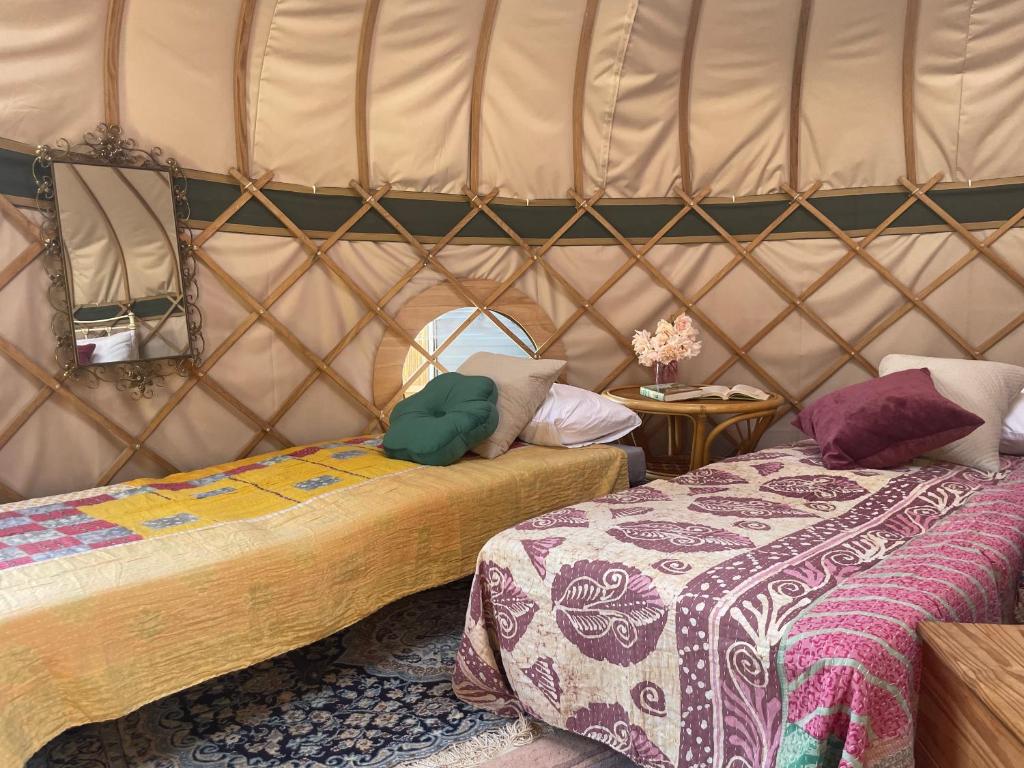 Postel nebo postele na pokoji v ubytování Puckaster Cove Garden Yurt