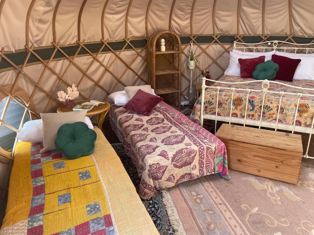 Postel nebo postele na pokoji v ubytování Puckaster Cove Garden Yurt