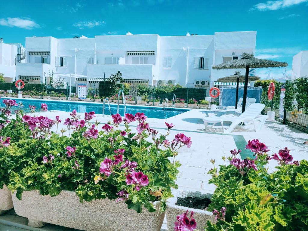 Bazén v ubytovaní Casa a 400m de playa, 3 habitaciones, 2 baños y jardín alebo v jeho blízkosti