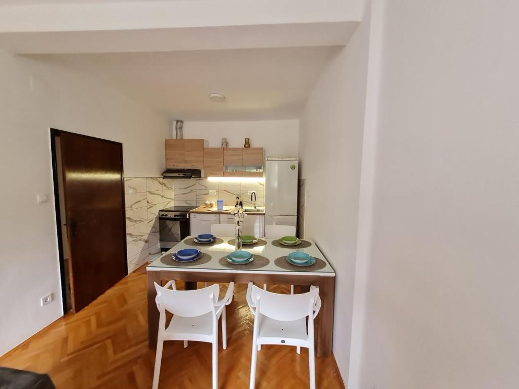 A kitchen or kitchenette at Riva Del Mare