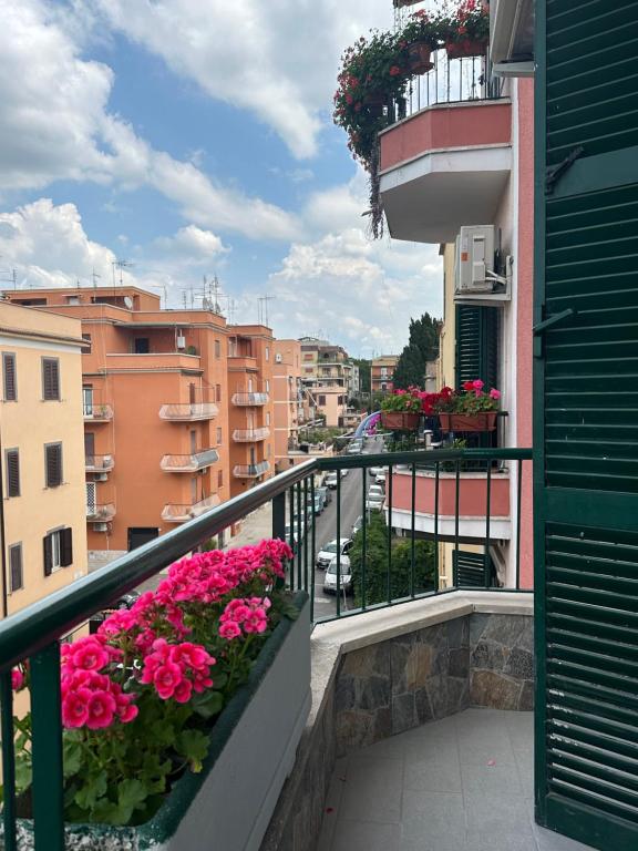 羅馬的住宿－Casa Saida，大楼内带粉红色花卉的阳台