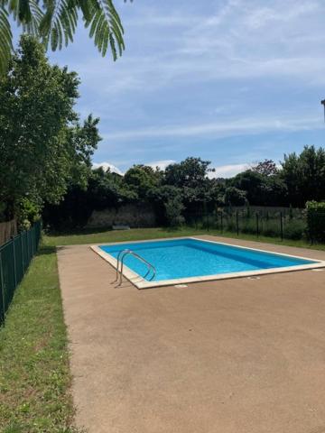 Photo de la galerie de l'établissement Appartement très calme, RDC, 800 m de la Cité médiévale classée au patrimoine de l'UNESCO, à Carcassonne
