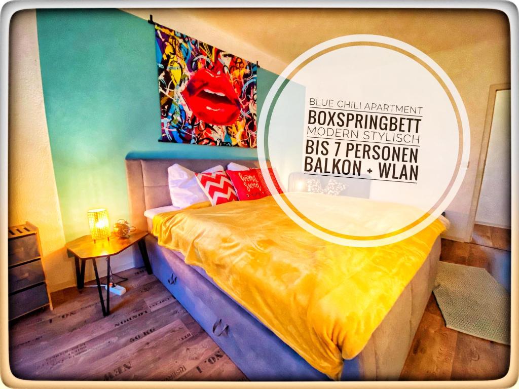 Zimmer mit einem Bett und einem Spiegel darauf in der Unterkunft Blue Chili 17 Schöne 3 Zi Toplage Boxspringbett Balkon Wifi in Magdeburg