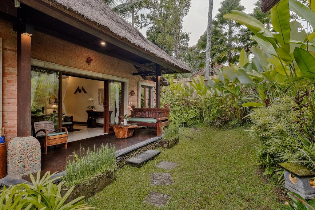 una veranda di una casa con giardino di Teja Lokha Ubud Villa ad Ubud