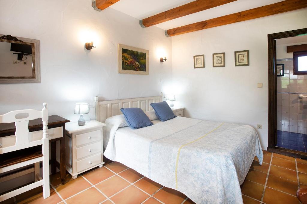 Postel nebo postele na pokoji v ubytování Hotel Rural Valleoscuru