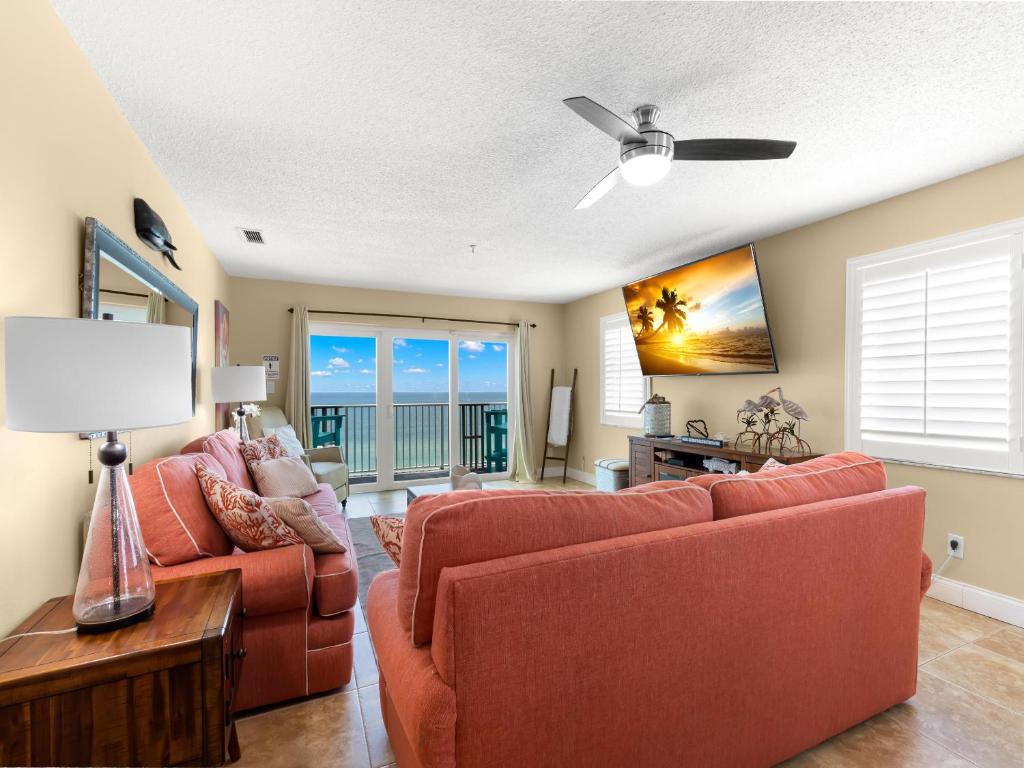 ein Wohnzimmer mit 2 Sofas und einem Deckenventilator in der Unterkunft Sea Breeze 708 in St Pete Beach