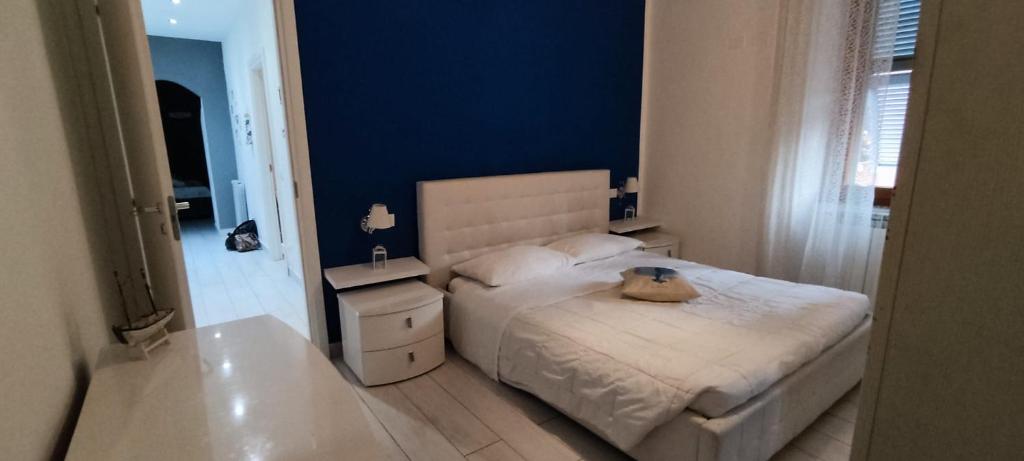 un dormitorio con una cama con un animal de peluche en Casa Carlo, en La Spezia