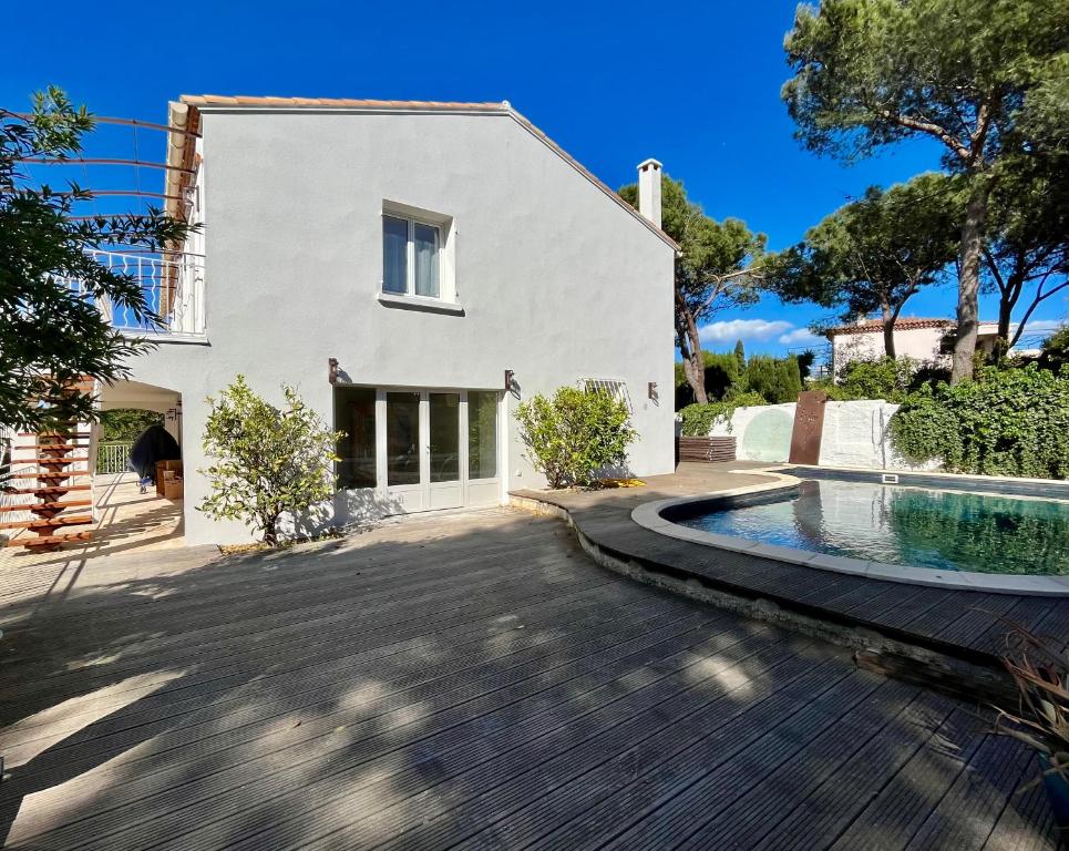 une villa avec piscine et une maison dans l'établissement Dbarka7, à Sète