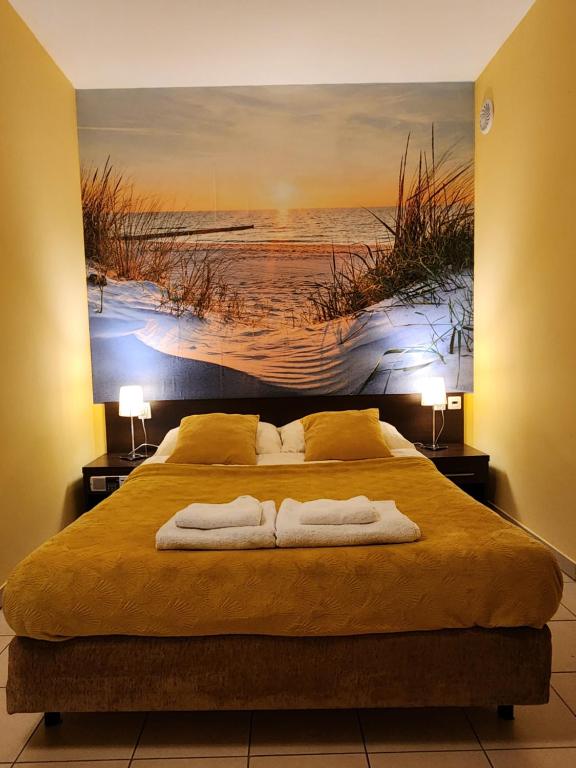 Gościnne Zacisze في جيبوفو: غرفة نوم بسرير مع لوحة على الحائط