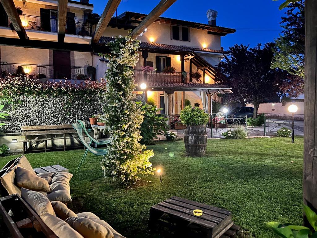 un cortile di notte con una casa e un tavolo di Residenza Cerci a Valmontone