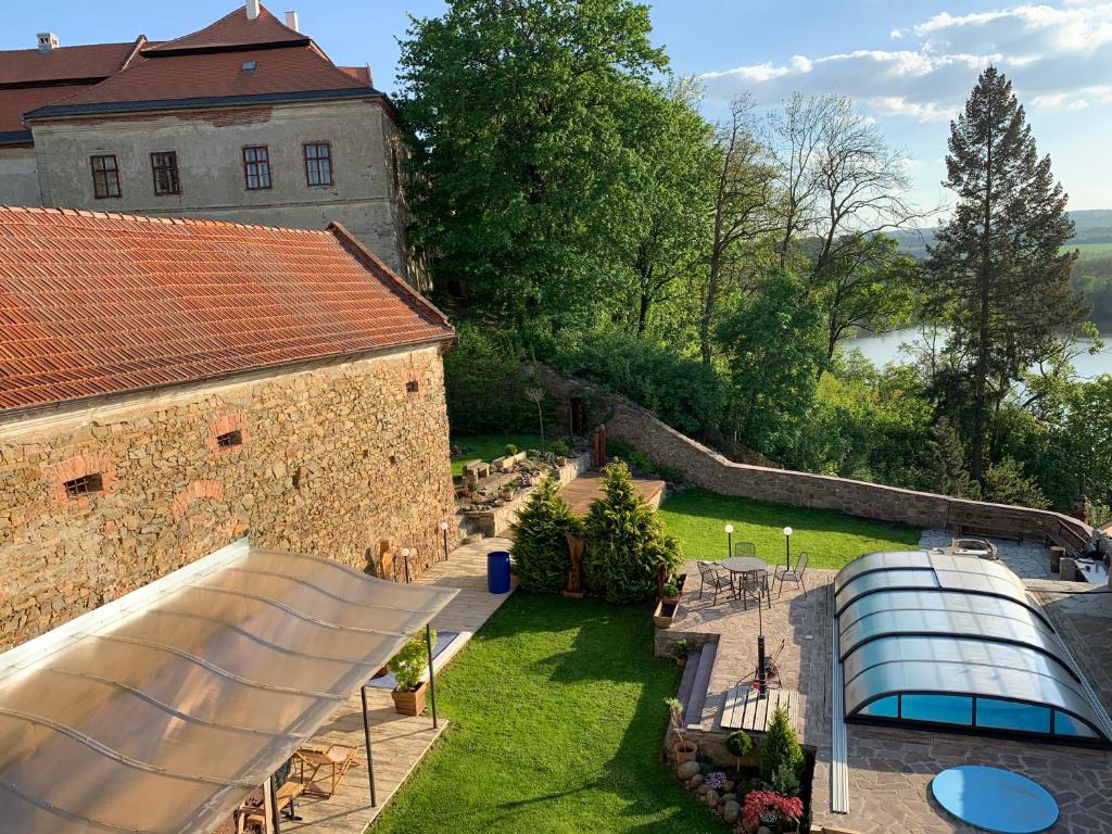 Bazén v ubytování VAPARTMANY nebo v jeho okolí